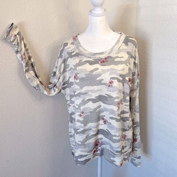 Secret Treasures Ladies Round Neck Camo and Roses Lightweight Sweatshirt ~ Large - Picture 1 of 5